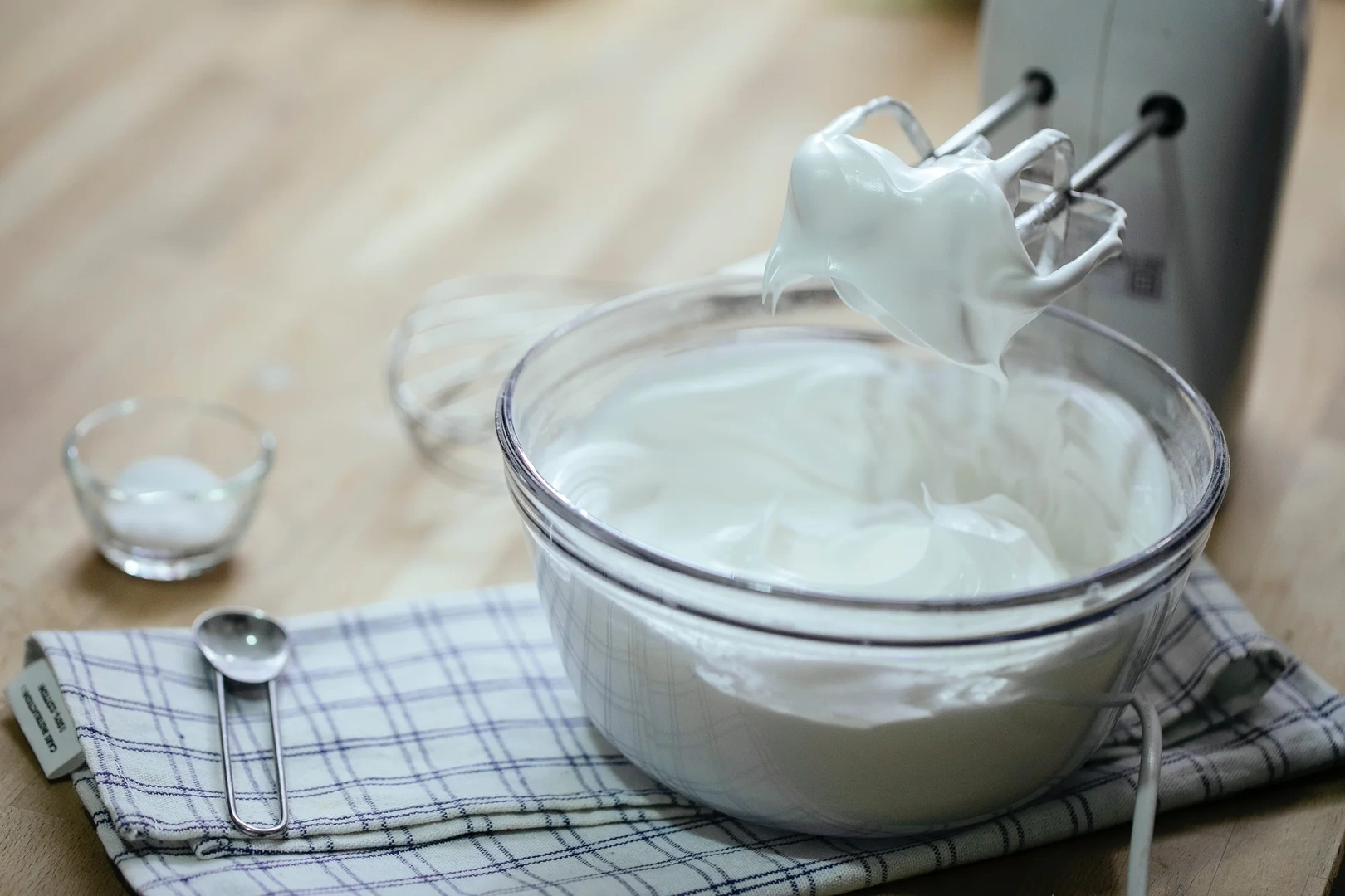 A Comprehensive Guide On How To Whip Cream For Cake